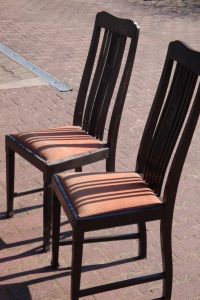 zwei gleiche Stühle