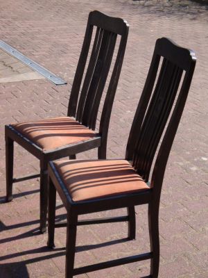 zwei gleiche Stühle